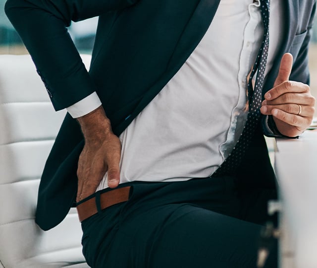 Το άτομο υποφέρει από πόνο στην πλάτη